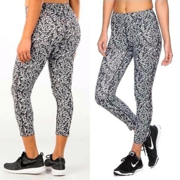 Nike Women's Pronto ESSENTIAL Running Crop Pant - Picture 4 of 9